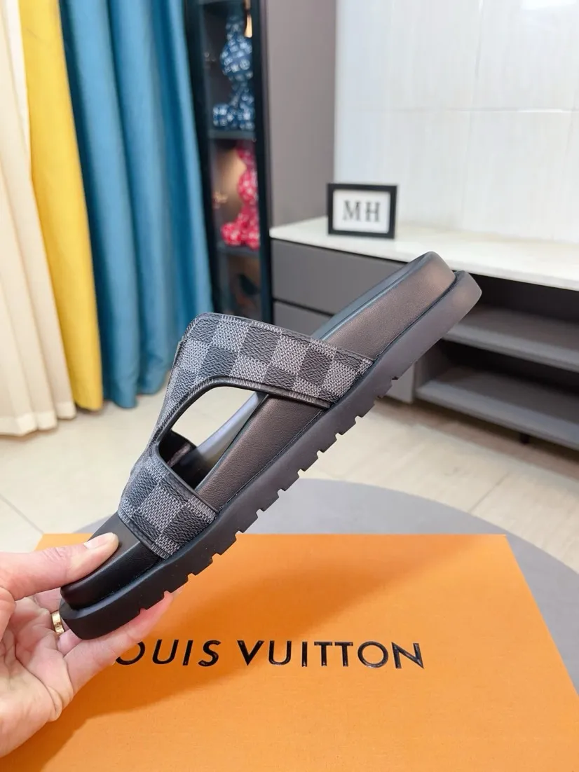 Men's shoes 💰360🌹🌹 (lv-Louis Vuitton) new men's sandals, high-end boutique, exquisite embossed logo decoration on the upper, fine workmanship, super soft soles, casual, loose and comfortable, a must-have in summer! \nsize：38-44